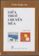 Giữa thuở chuyển mùa